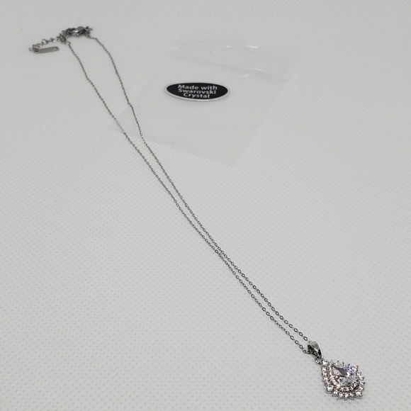 NWOT SWAROVSKI CRYSTAL Elements Necklace - Picture 2 of 3